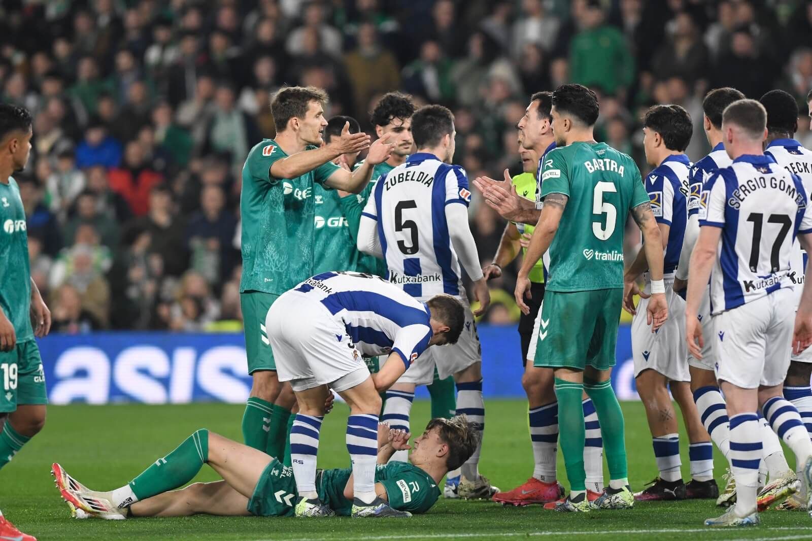  Los jugadores de la Real y del Betis hablan tras la expulsión de Zubeldia.