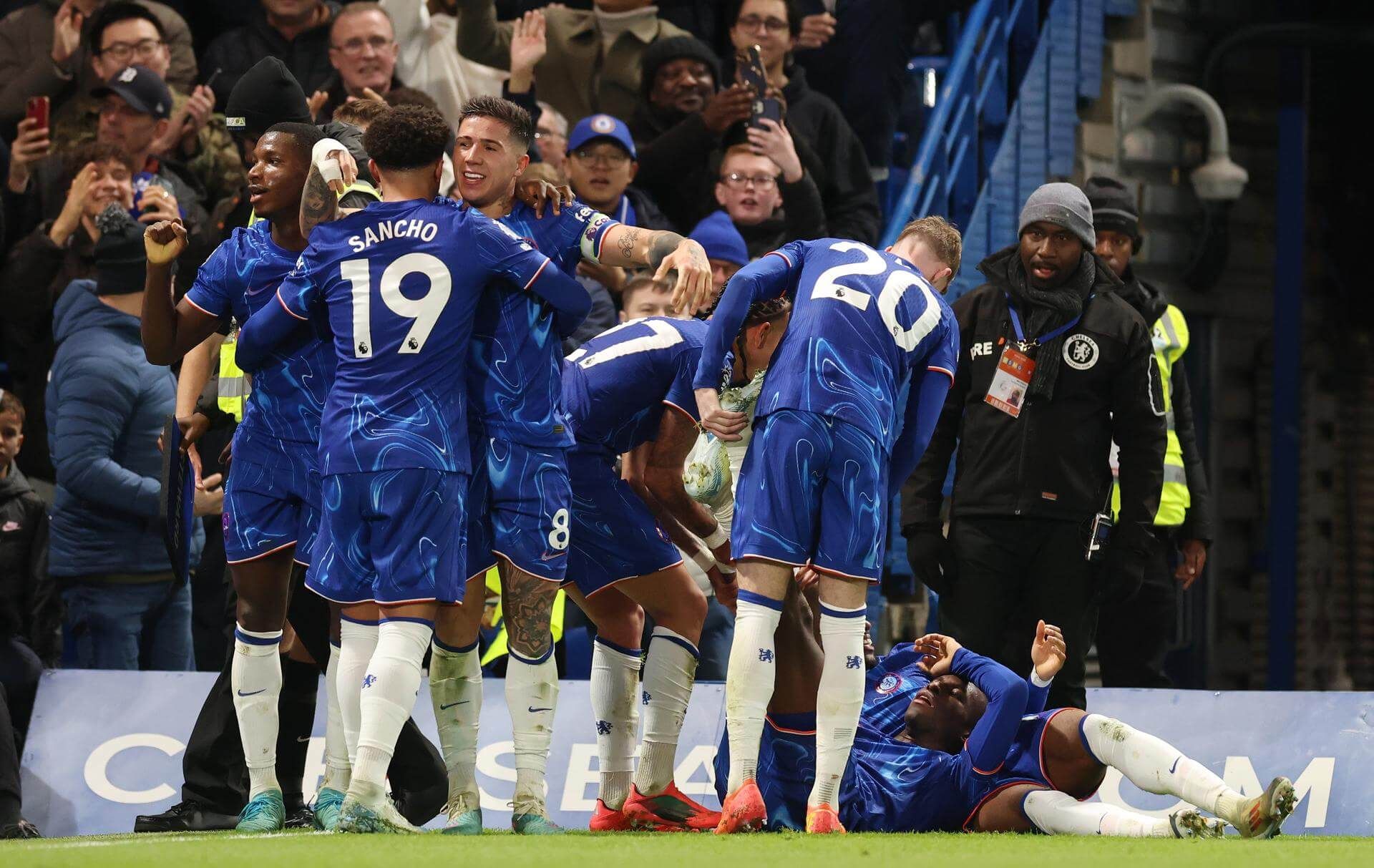 Los jugadores del Chelsea celebran un gol ante el Brentford.