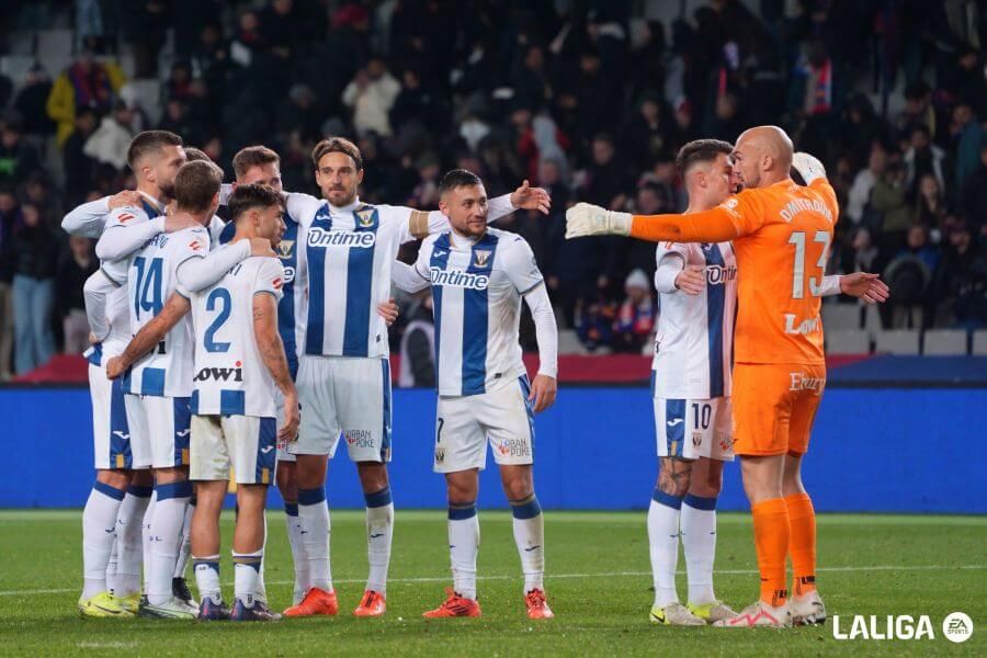  Los jugadores del CD Leganés celebran el triunfo ante el FC Barcelona en Montjuic.