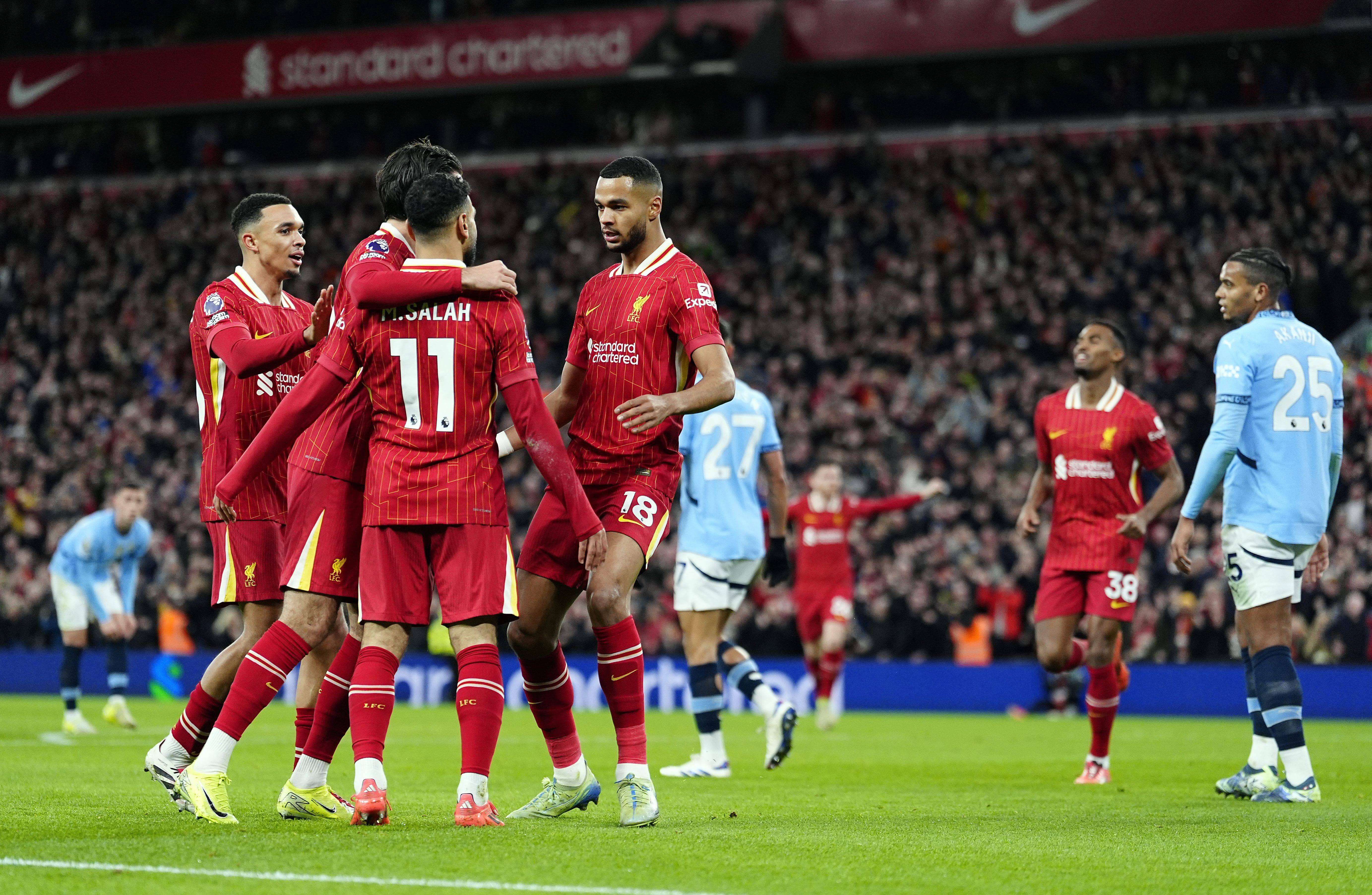  Los jugadores del Liverpool celebran el gol de Gakpo al Manchester City.