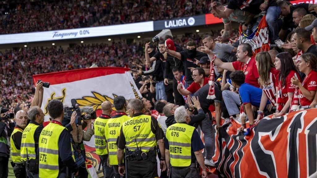  Los ultras del Atlético, en el fondo sur del Metropolitano durante el derbi.