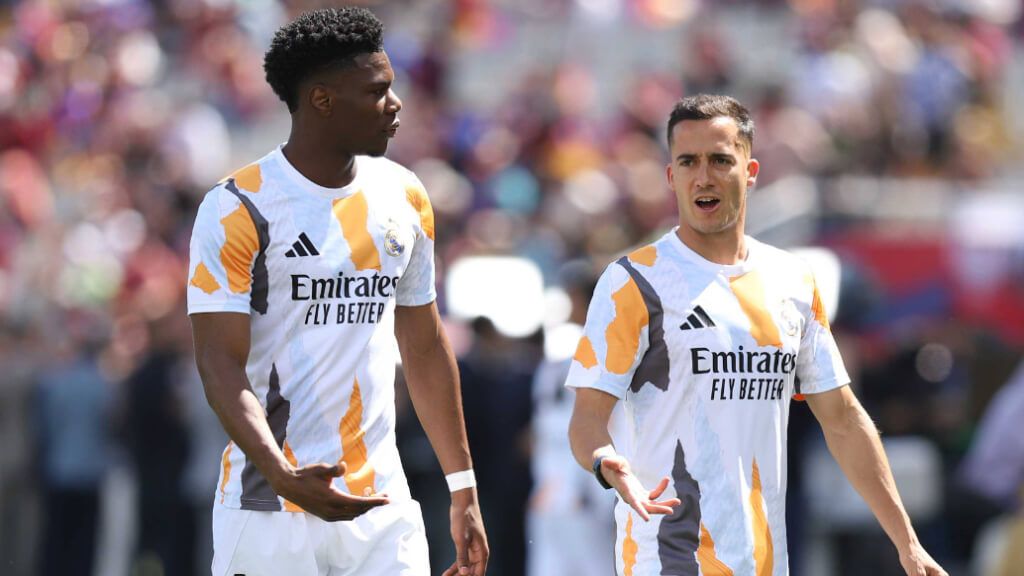 Lucas Vázquez y Tchouaméni charlan en el calentamiento (Cordon Press)