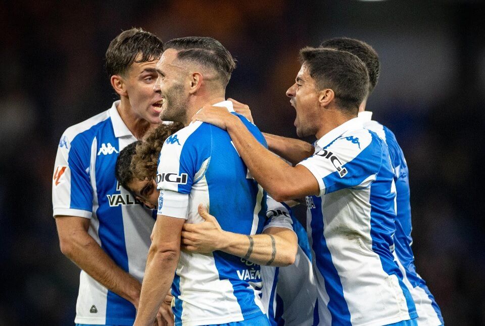  Lucas Pérez celebra un gol con sus compañeros en el partido ante el Eibar.