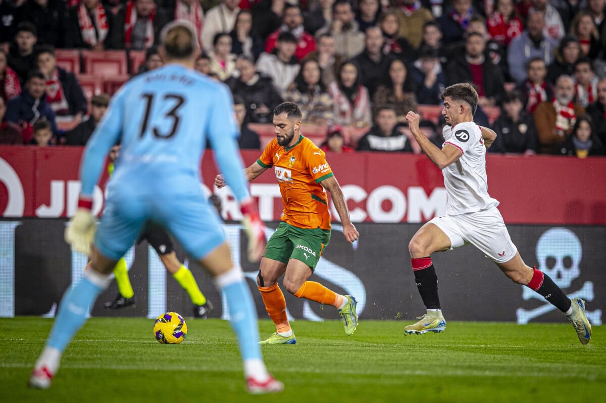  Luis Rioja, ante el Sevilla FC.