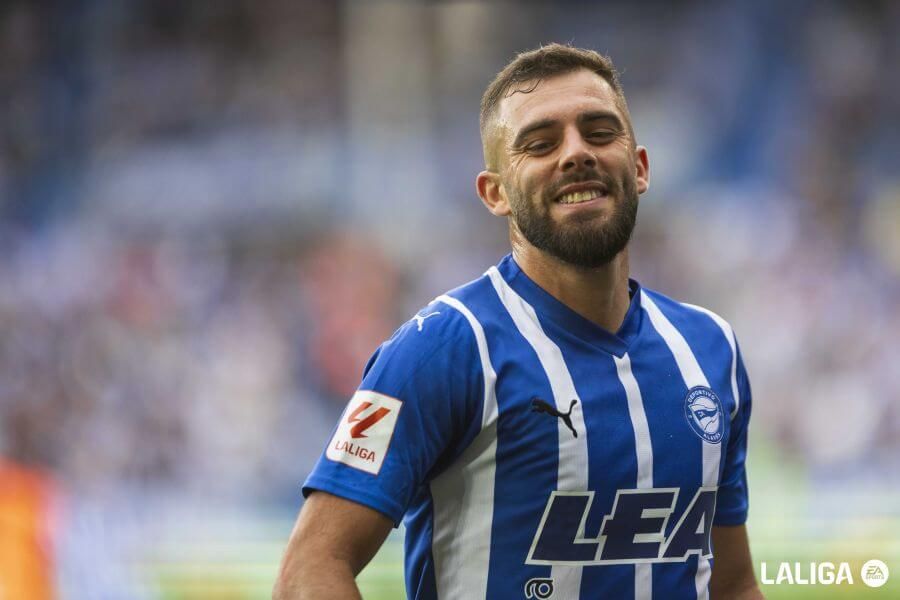  Luis Rioja, ante el Valencia CF.