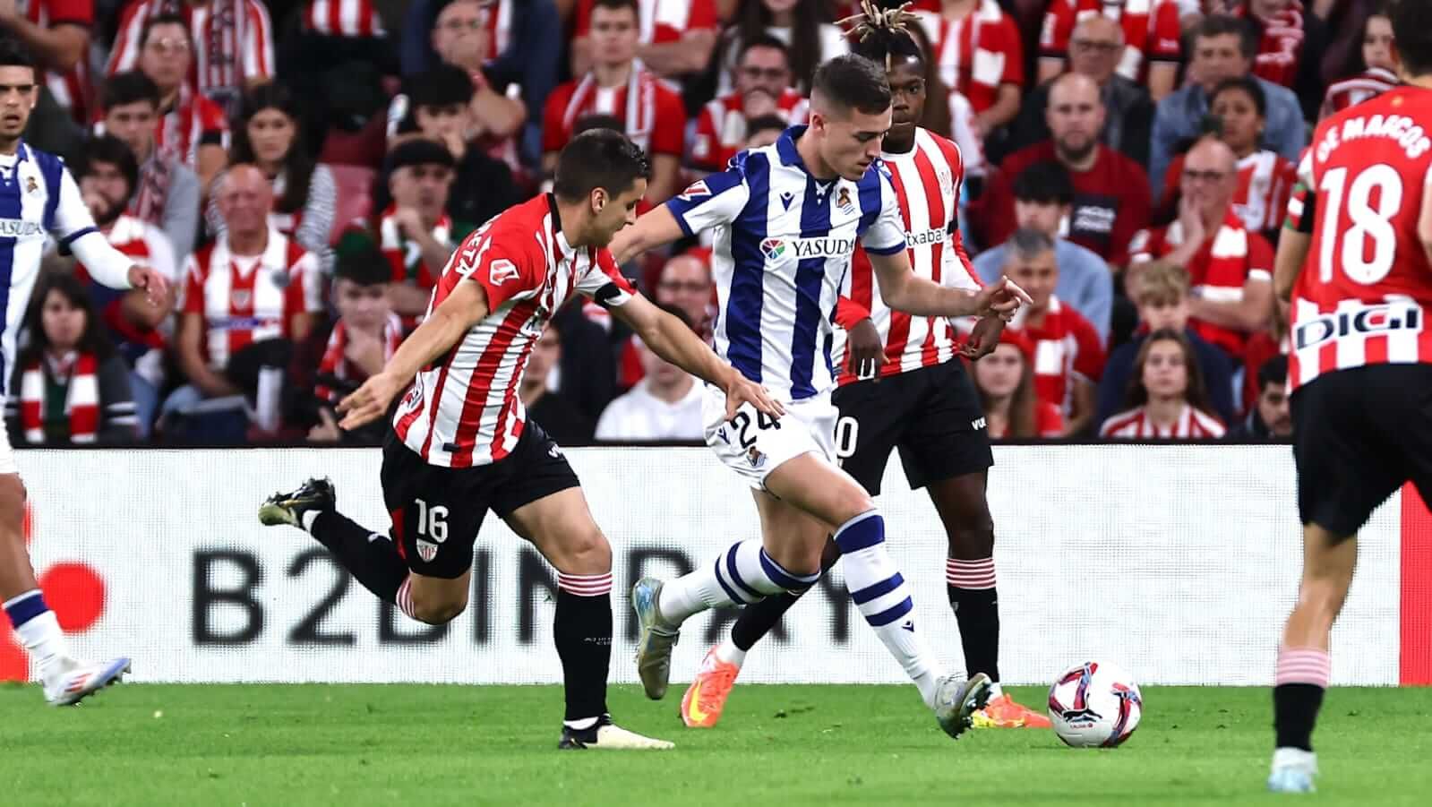  Luka Sucic conduce un balón en San Mamés.