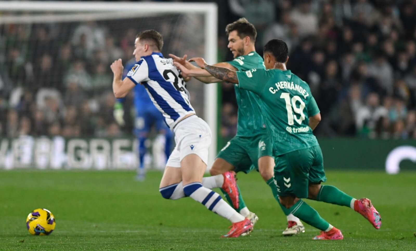 Luka Sucic en un lance del Betis-Real Sociedad.