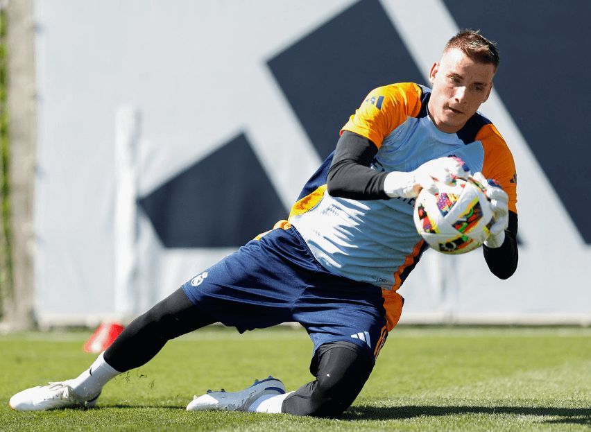  Andriy Lunin, en el primer entrenamiento del Real Madrid 2024/25.