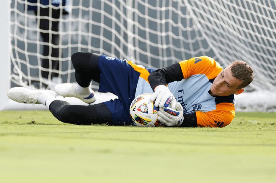  Andreiy Lunin entrenando con el Real Madrid.