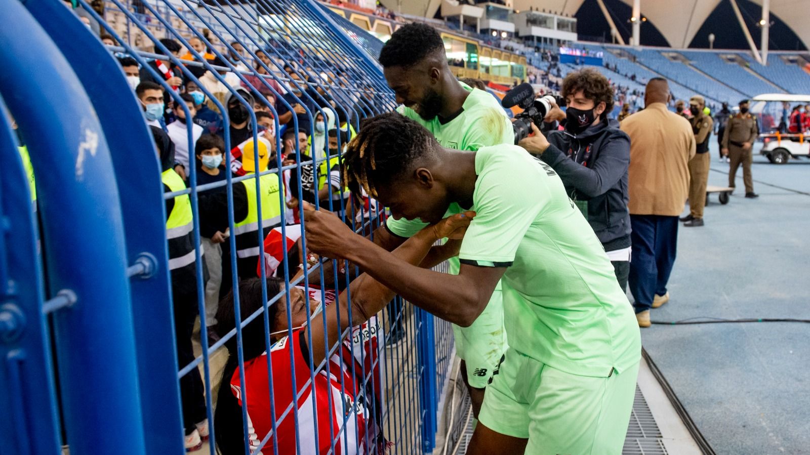  Los hermanos Iñaki y Nico Williams se abrazan a su madre María Arthuer y a su tía en una Supercopa.