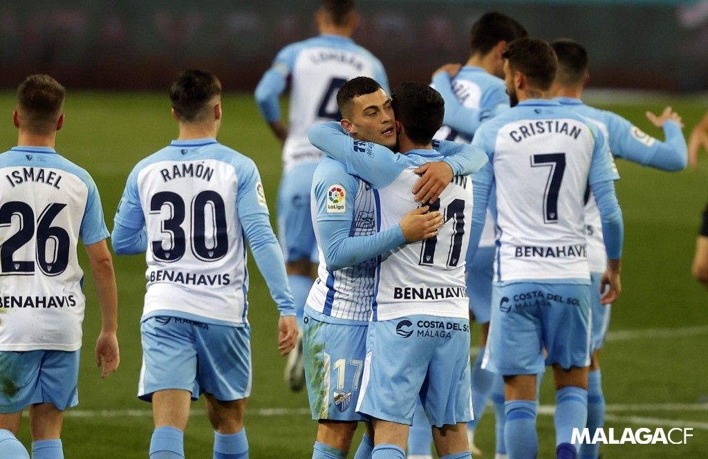  Yanis Rahmani y Joaquín Muñoz se abrazan junto a Ramón.