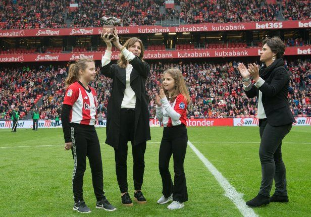  Años atrás Malin Mostrom, junto a sus hijas, recibió el 'One Club Woman' de manos de Eli Ibarra en San Mamés.