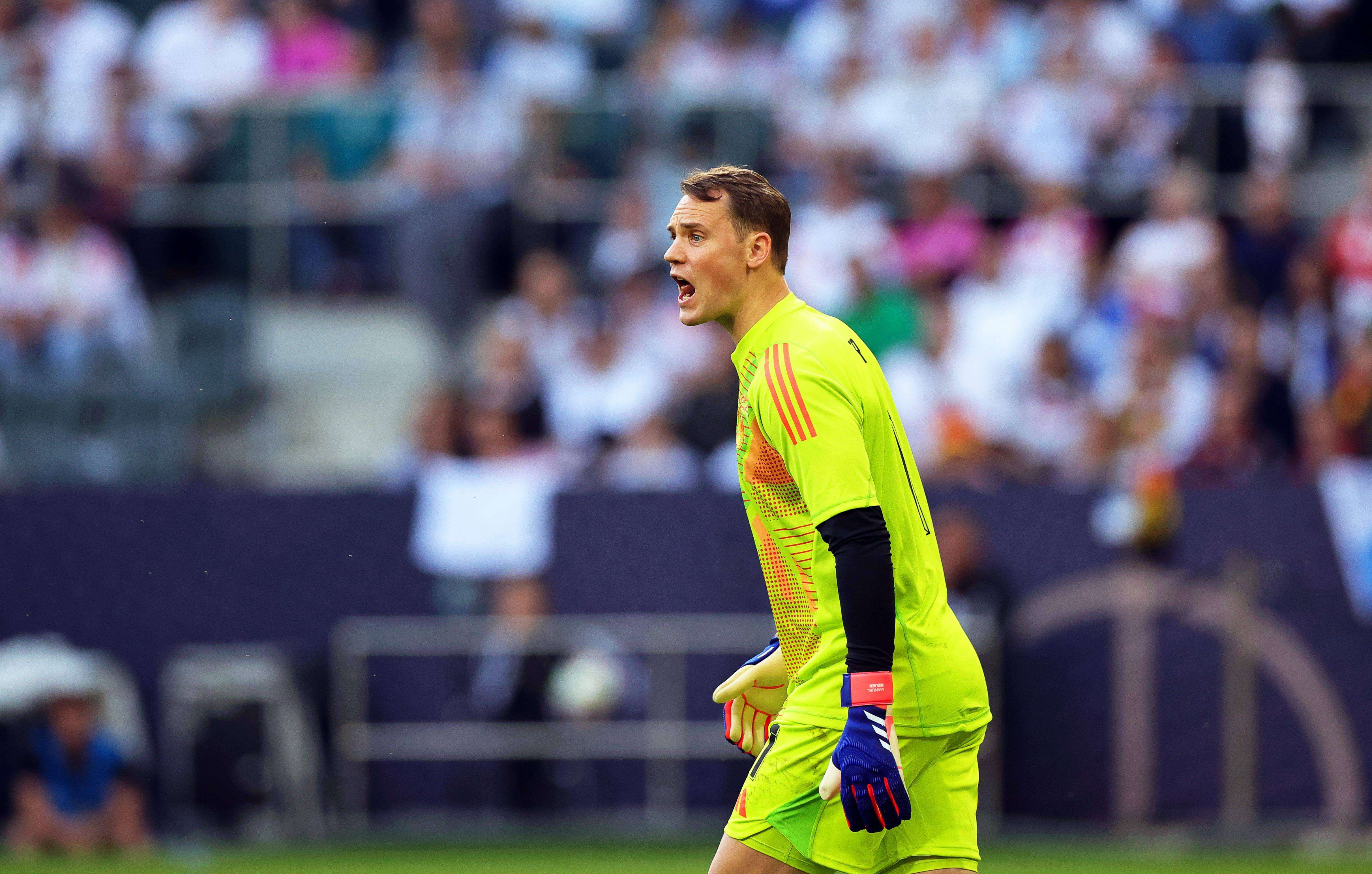  Manuel Neuer grita durante un partido de Alemania.