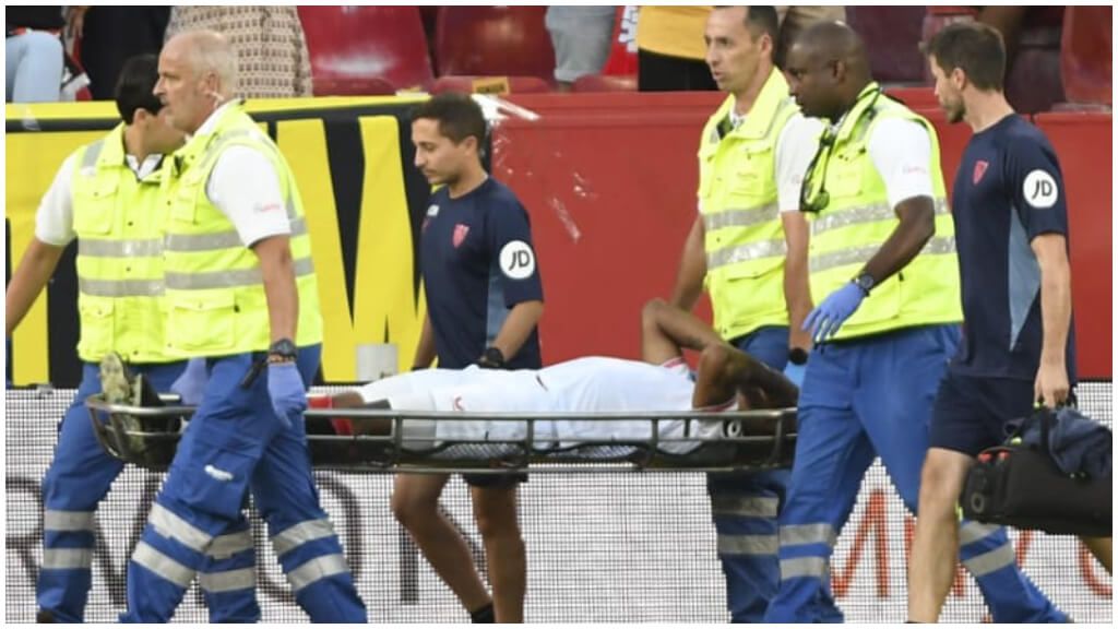  Marcao sale en camilla del estadio. (Juan Antonio Hurtado Guer)