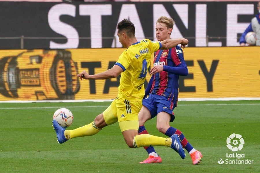 Marcos Mauro corta el balón ante De Jong durante su etapa en el Cádiz.