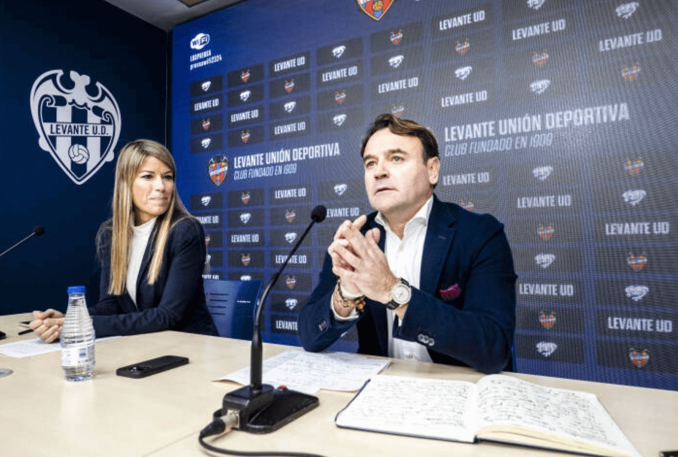 Maribel Vilaplana y Pepe Danvila explicando la situación del Levante UD