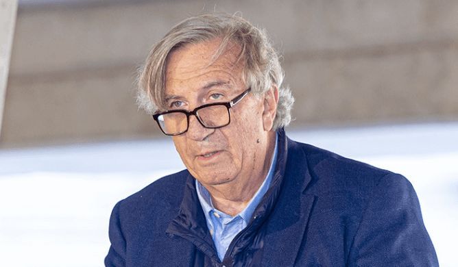  Mark Fenwick antes de leer su discurso sobre el Nou Mestalla