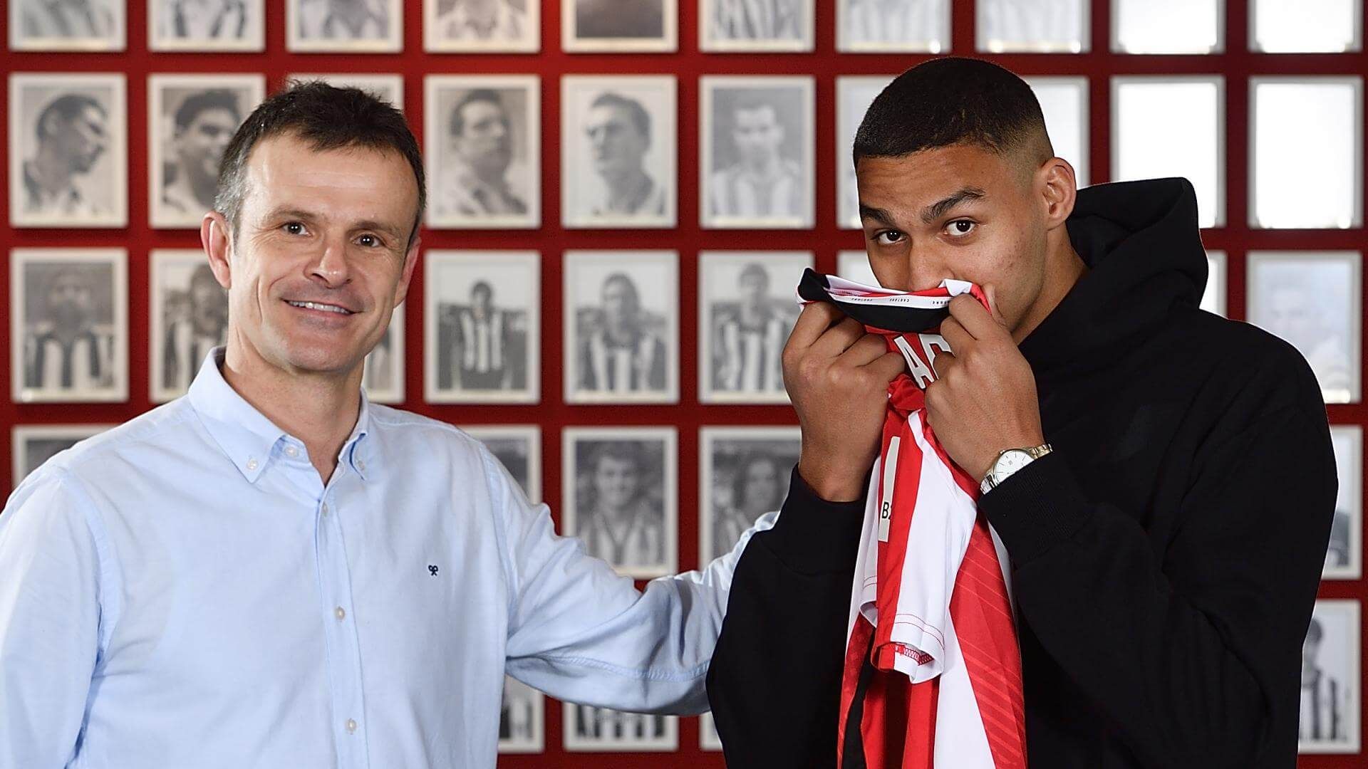 El presidente Jon Uriarte posa junto al fichado Maroan Sannadi en San Mamés.