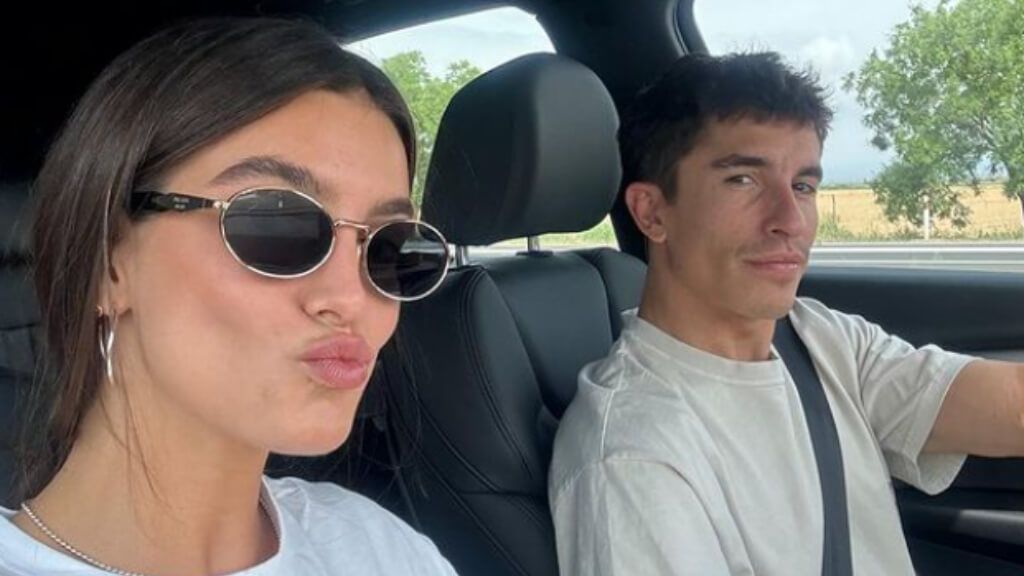 Marc Márquez con Gemma Pinto, desconectando tras fichar por Ducati.