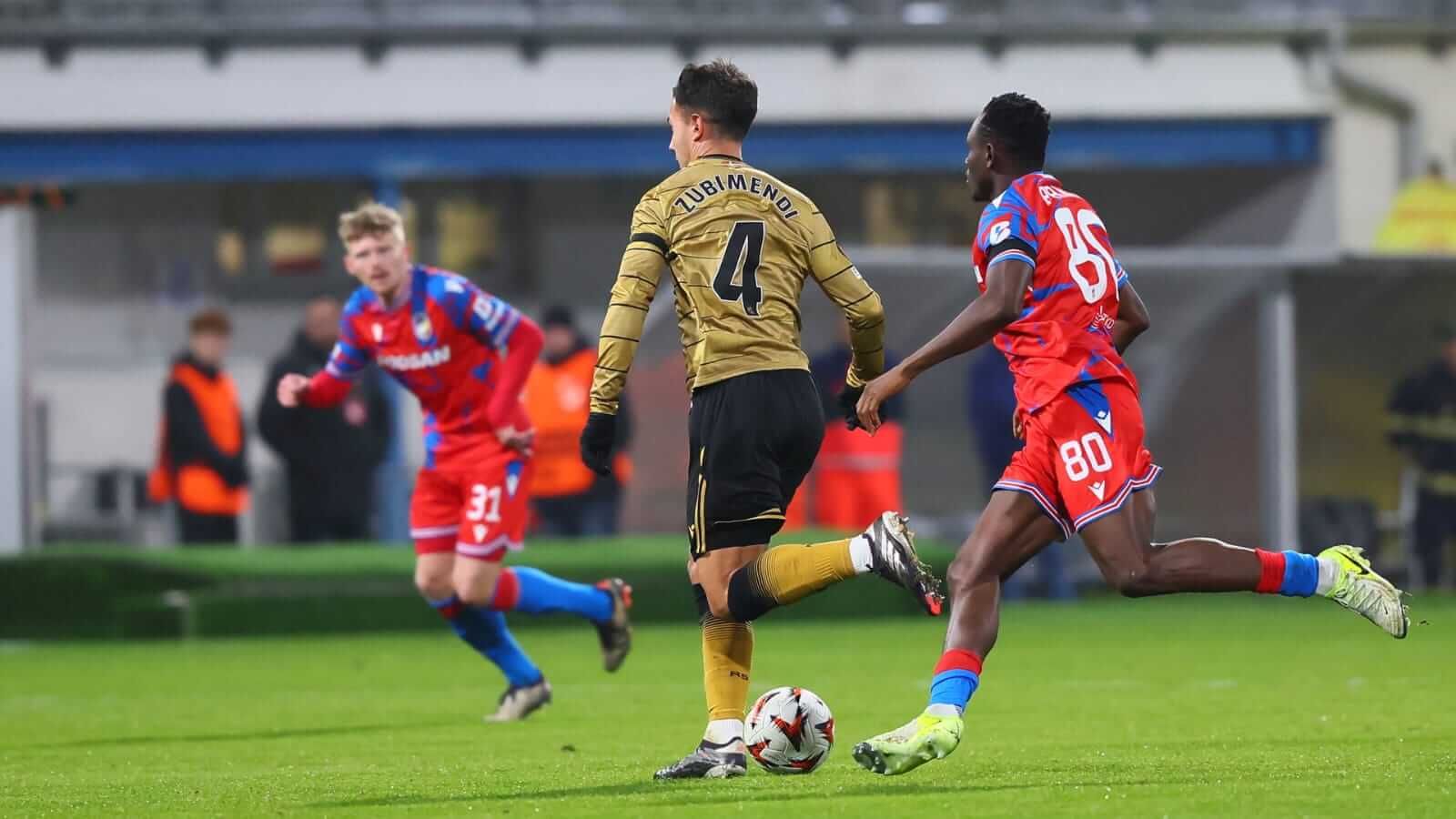 Martin Zubimendi conduce un balón ante el Viktoria Plzen en el Doosan Arena.