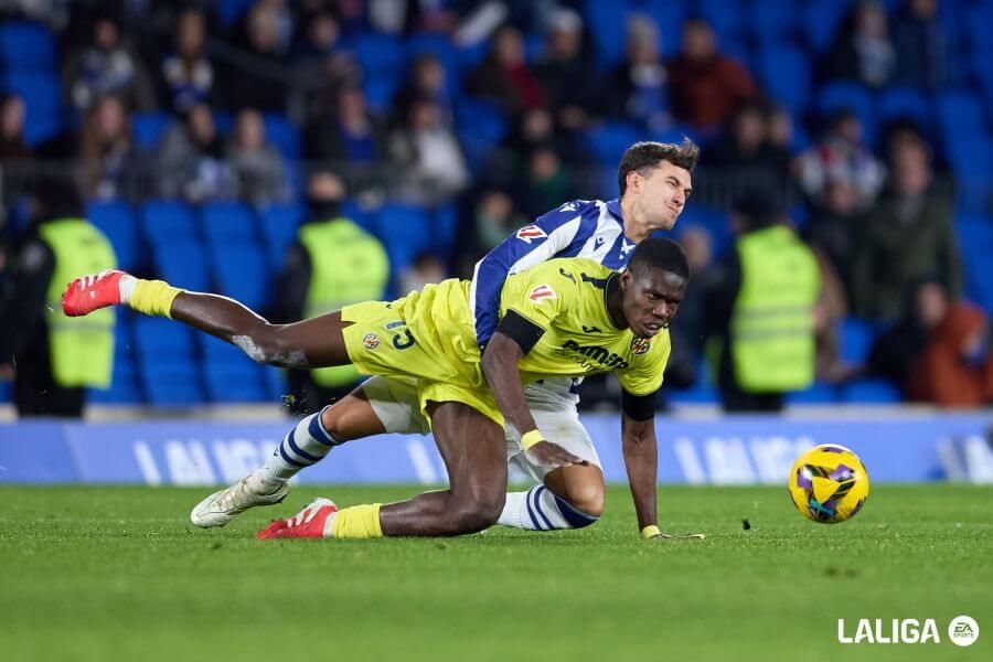  Martin Zubimendi pelea por un balón en el Real Sociedad-Villarreal.
