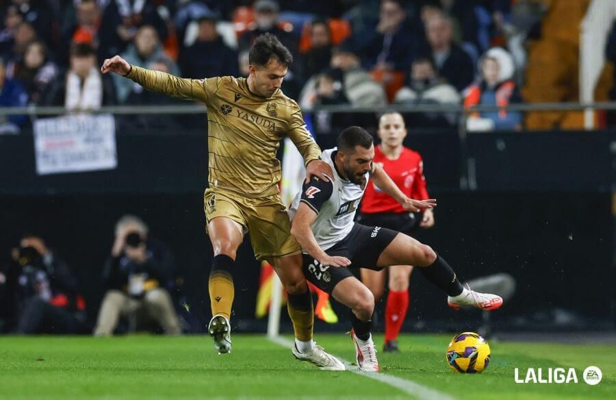 Martin Zubimendi pelea por un balón en el Valencia-Real Sociedad.