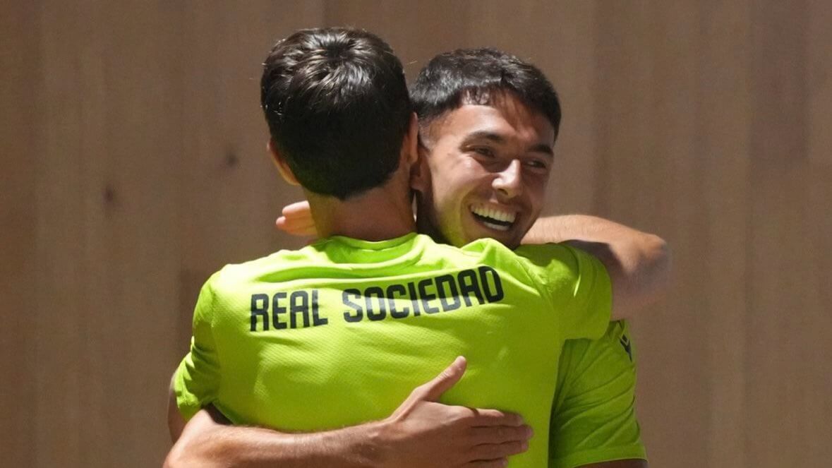 Martin Zubimendi se abraza a Aritz Elustondo en Zubieta.