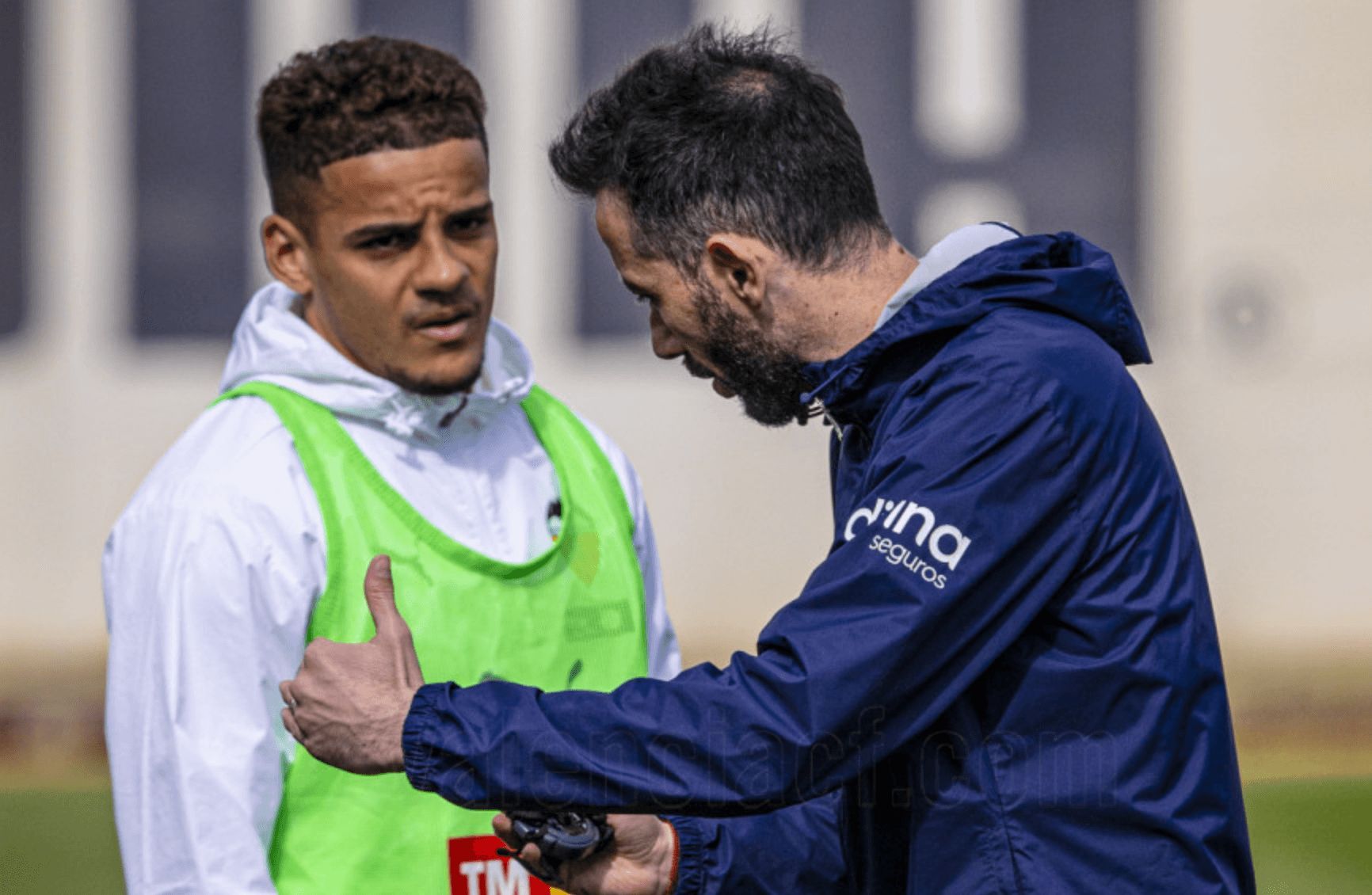 Max Aarons y Carlos Corberán, que debe buscar sustitutos para Gayà, Foulquier y Rioja