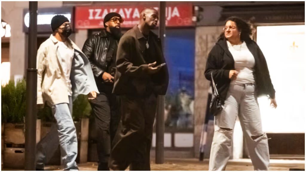  Mbappé saliendo del restaurante de Estocolmo con sus amigos (Foto de aftonbladet.se)