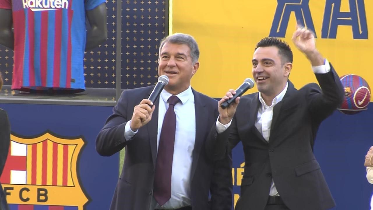  (Mediaset) El show de Laporta y Xavi en la presentación: se unen a los cánticos de la afición co