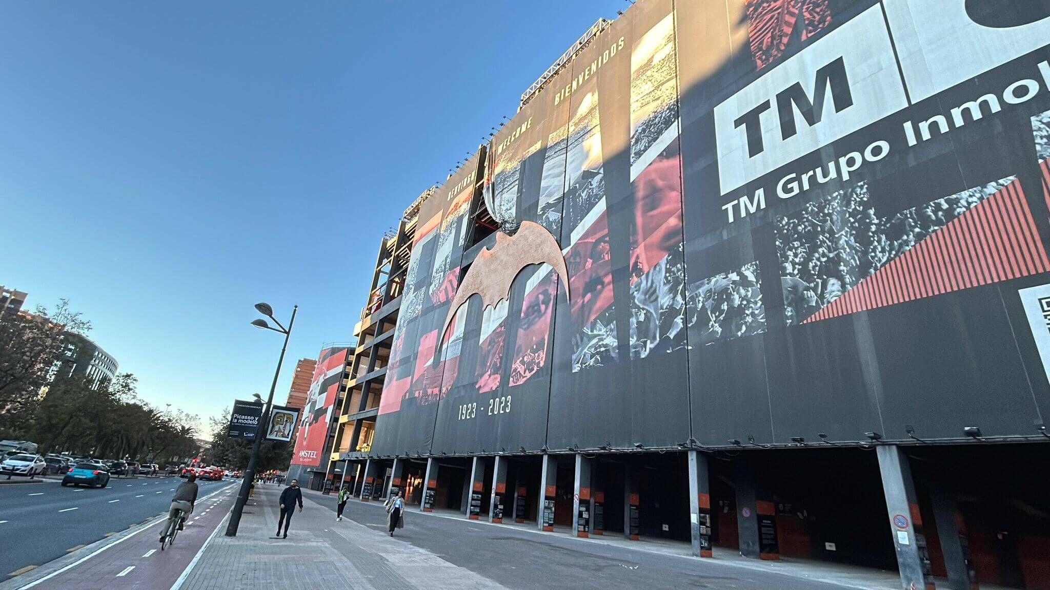 Mestalla amanece con una lona rota por el temporal