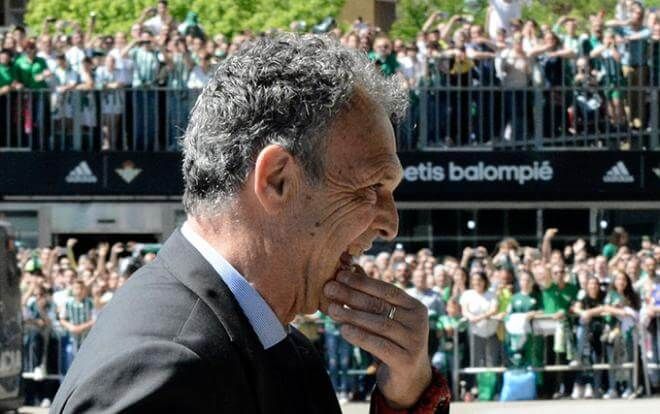  Joaquín Caparrós, en el Benito Villamarín.