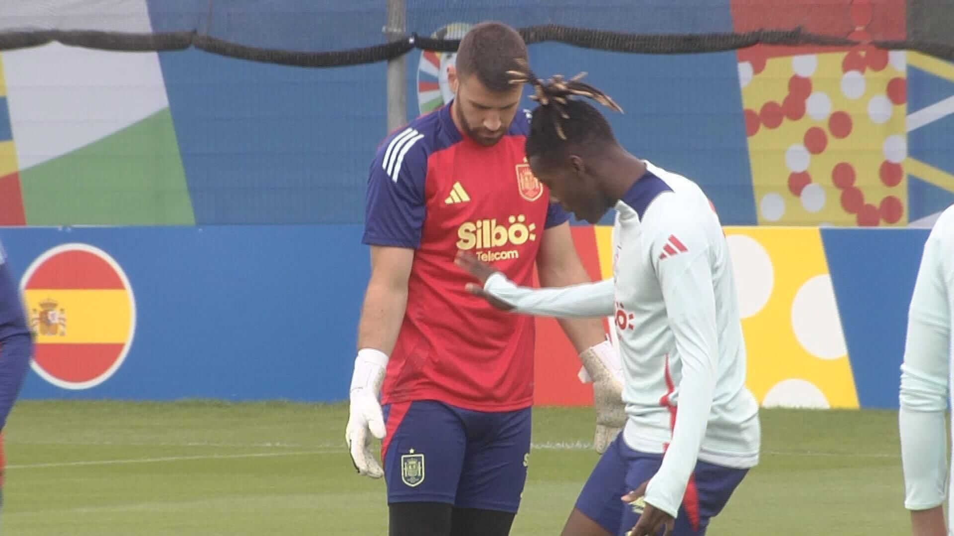 Nico Williams y Unai Simón con la selección española