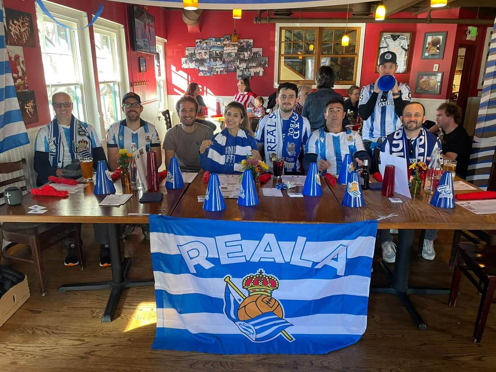 Miembros de la peña ‘Txuri-urdin Amerikanuak'en la previa del derbi.