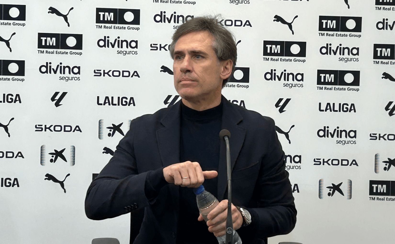  Miguel Ángel Corona habla en rueda de prensa.