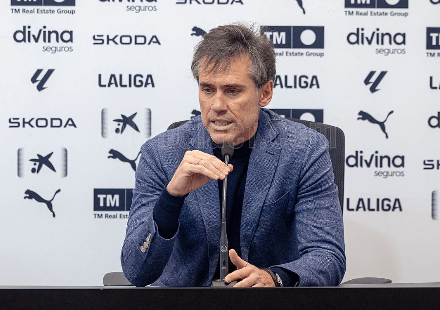  Miguel Ángel Corona junto a Max Aarons, en rueda de prensa.