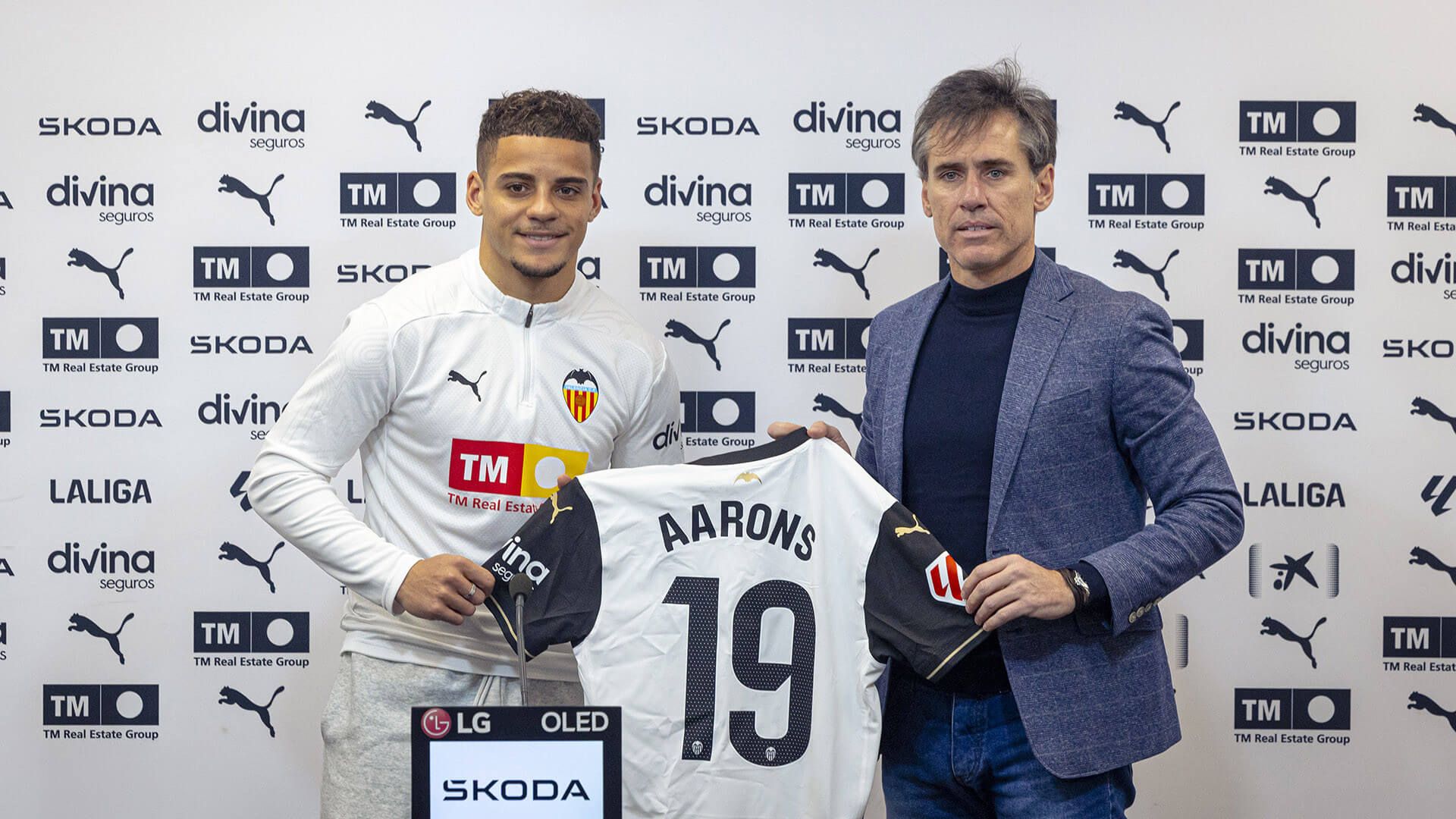  Miguel Ángel Corona junto a Max Aarons, en rueda de prensa.