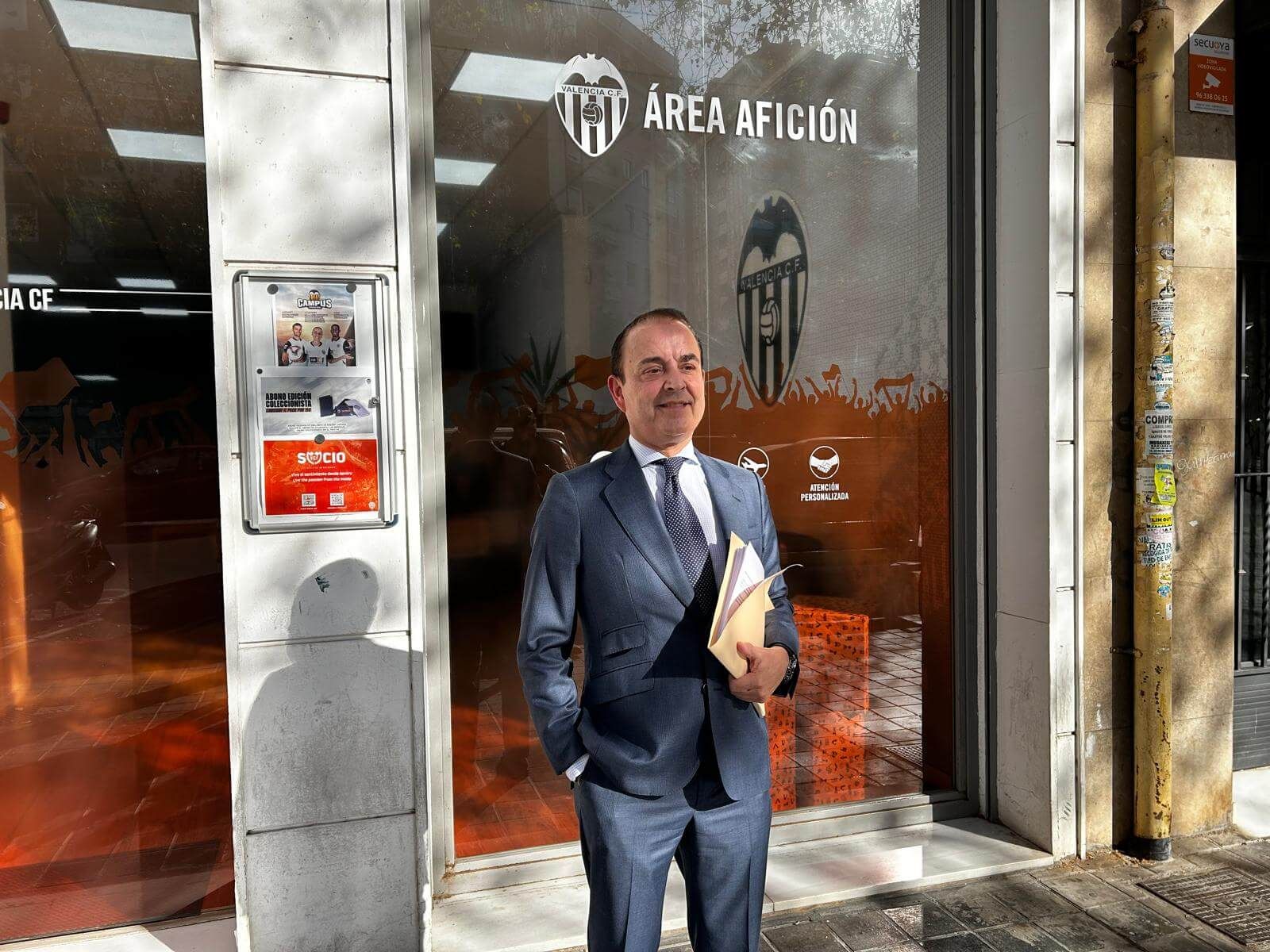  Miguel Zorío en las oficinas del Valencia CF