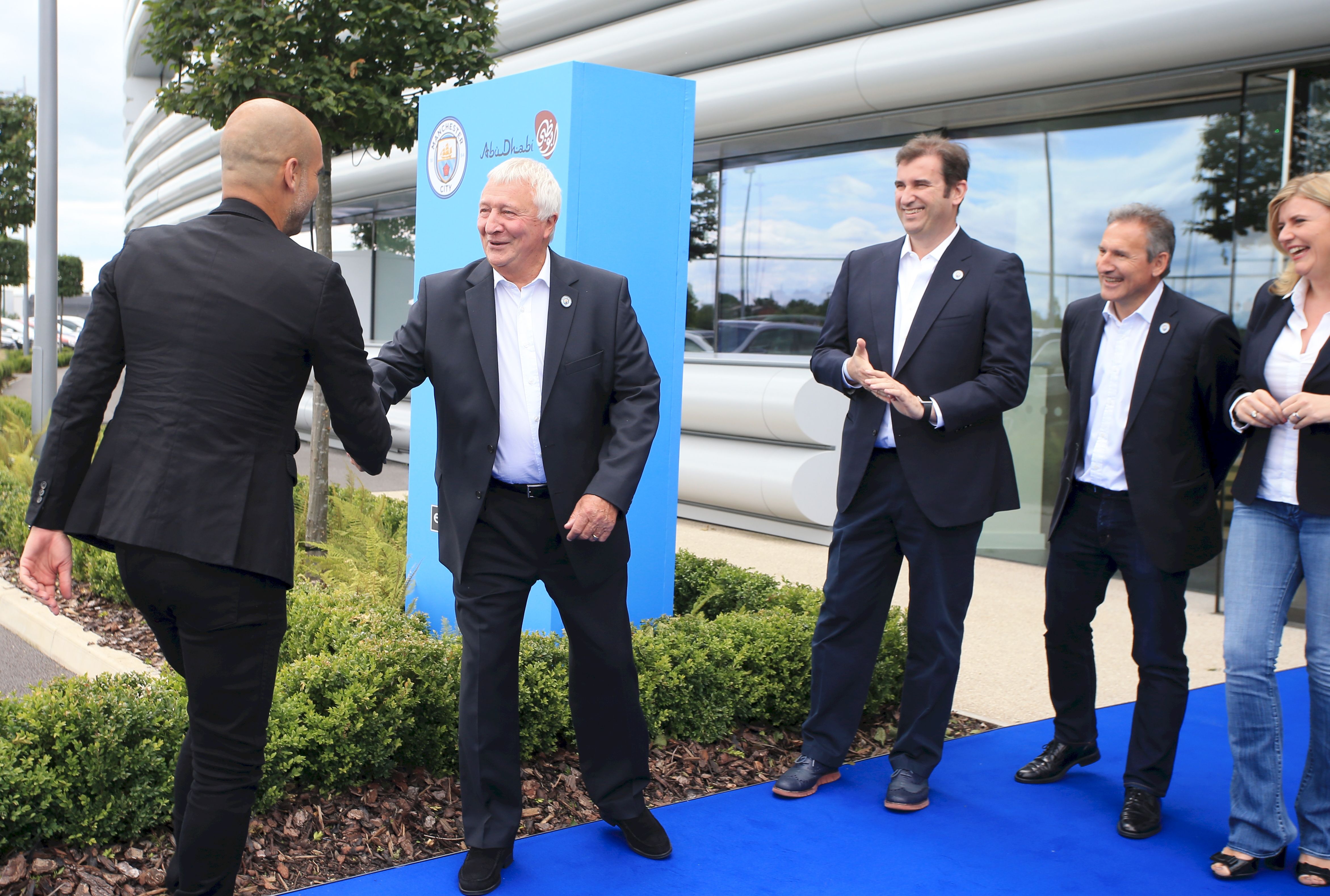 Mike Summerbee saluda a Pep Guardiola ante la mirada de Txiki Begiristáin y Ferrán Soriano en la