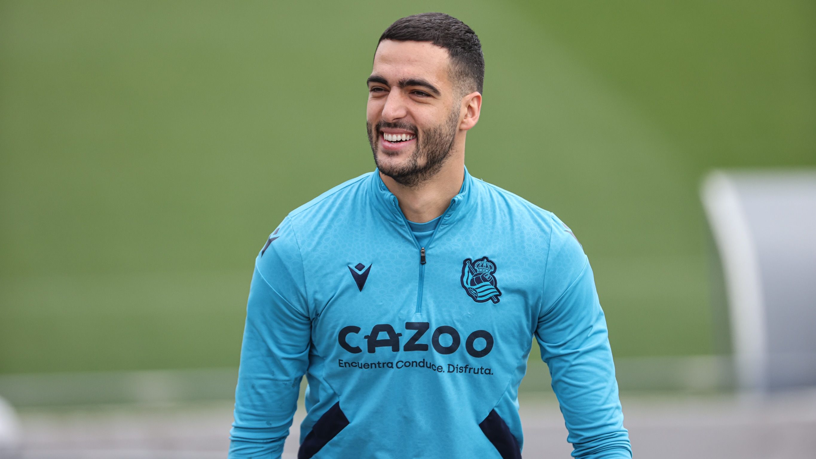  Mikel Merino se dirige a un entrenamiento en Zubieta.