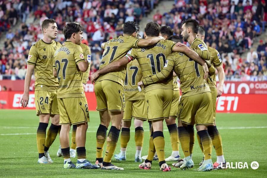 Nayef Aguerd celebra con el resto de jugadores de la Real Sociedad el gol de Oyarzabal en Montilivi.