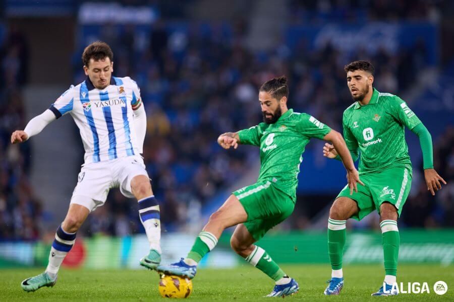 Mikel Oyarzabal e Isco en un lance del partido de la pasada temporada en el Reale Arena (Foto: LaLi