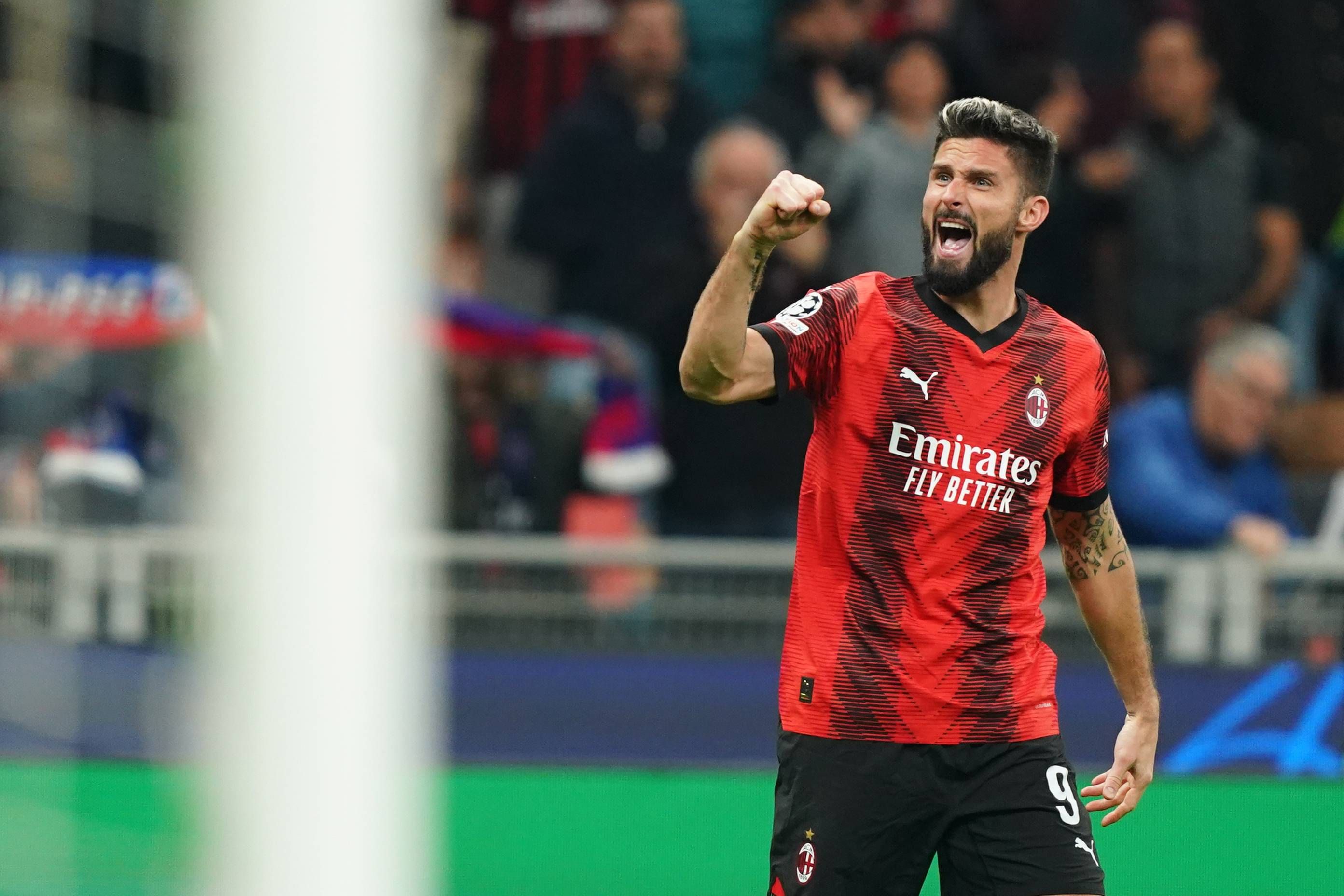 Olivier Giroud celebra su gol de la victoria en el Milan-PSG.