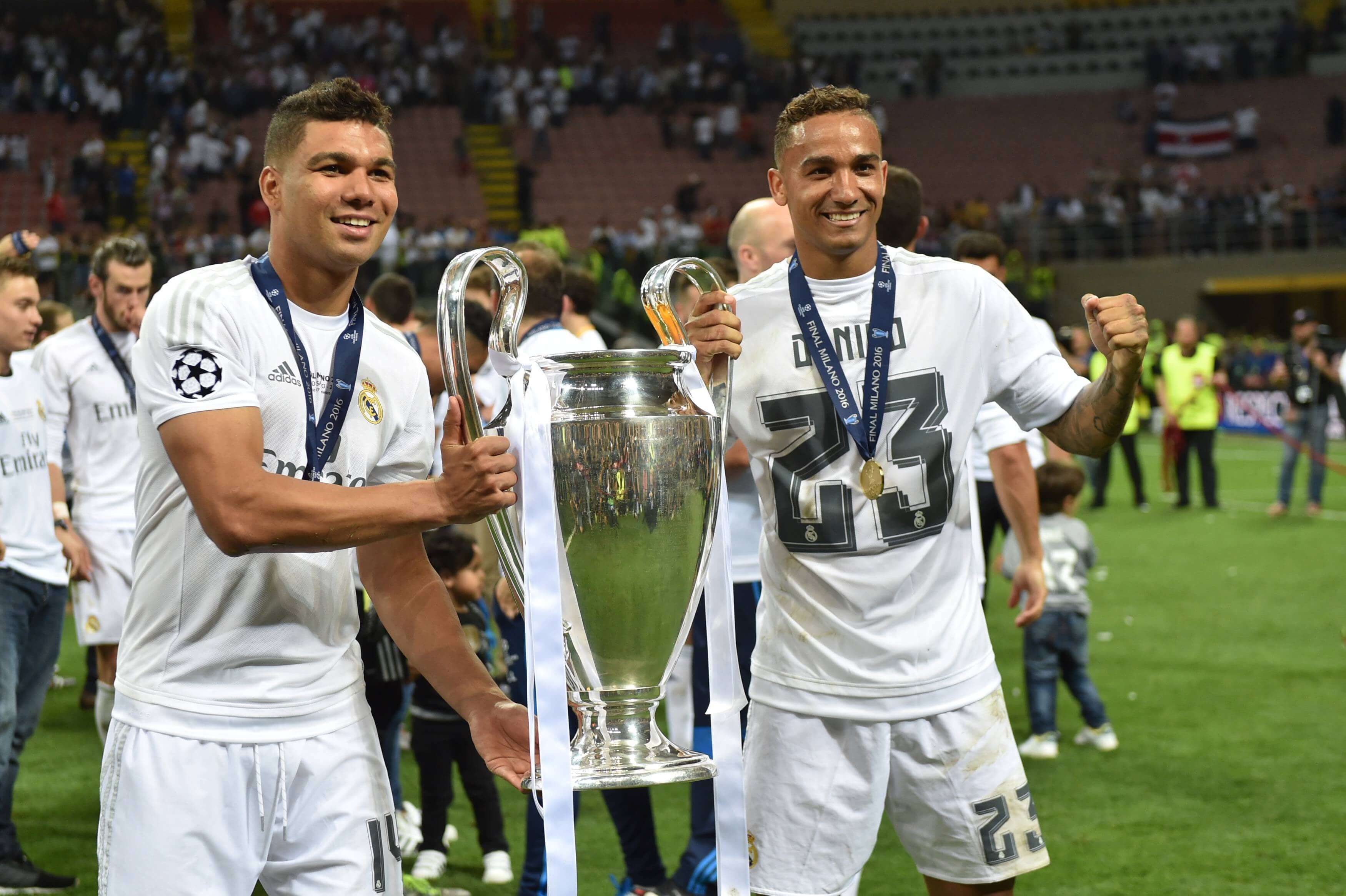  Danilo posando con la Undécima con Casemiro.