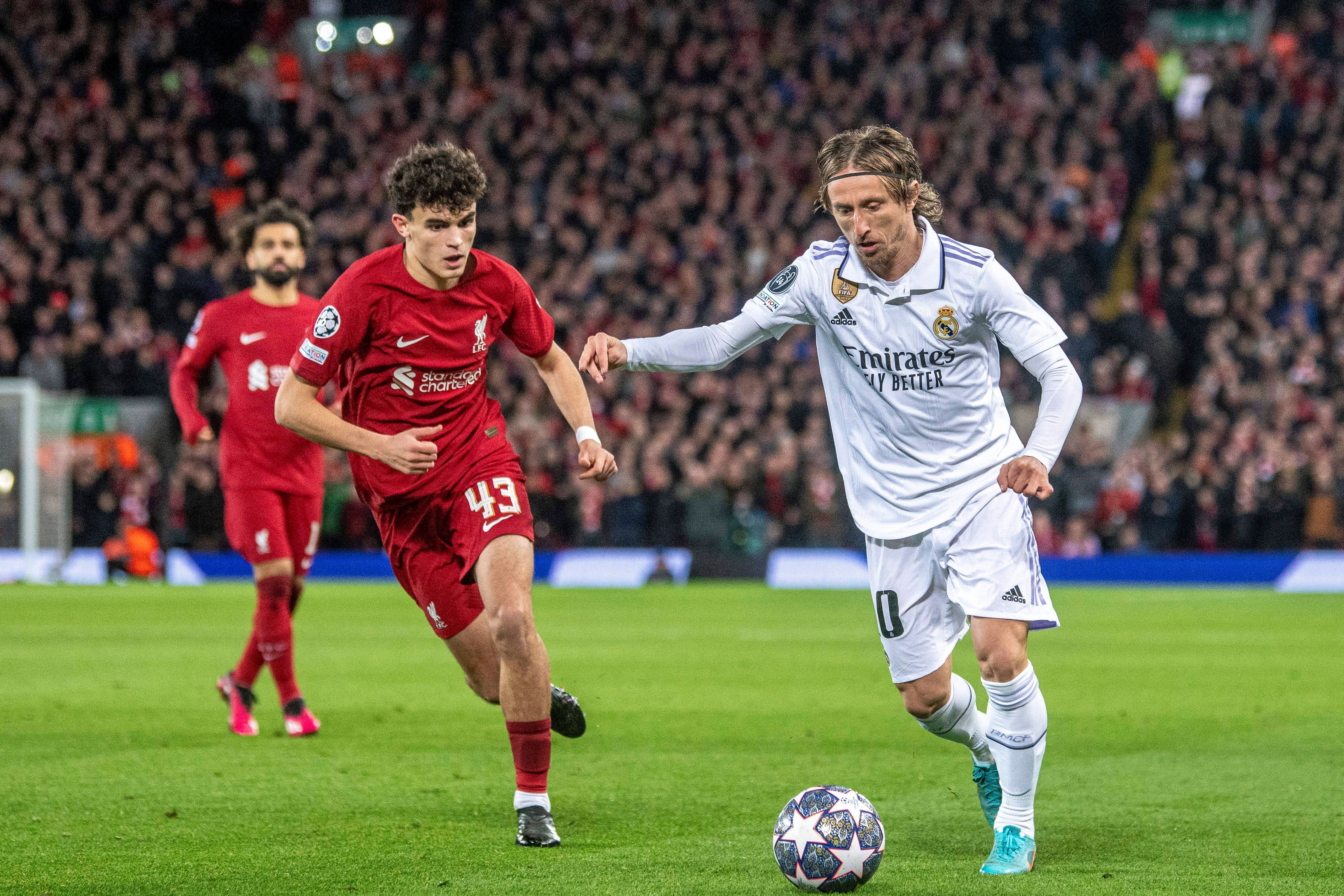  Modric conduce el balón ante la presión de Stefan Bajcetic (FOTO: Cordón Press).