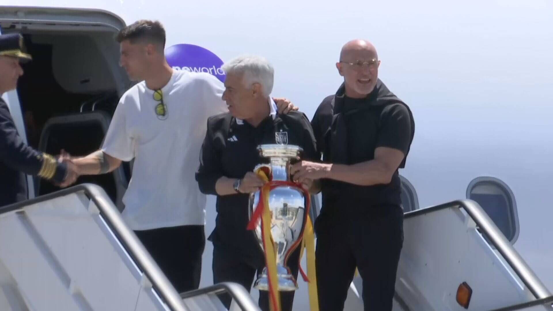  El detallazo de Morata nada más bajar del avión: incluso antes de levantar la Copa