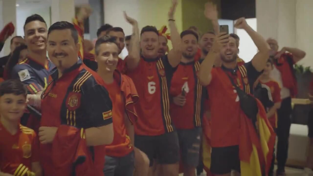  Los aficionados españoles rendidos a Morata en la previa del partido ante Italia.