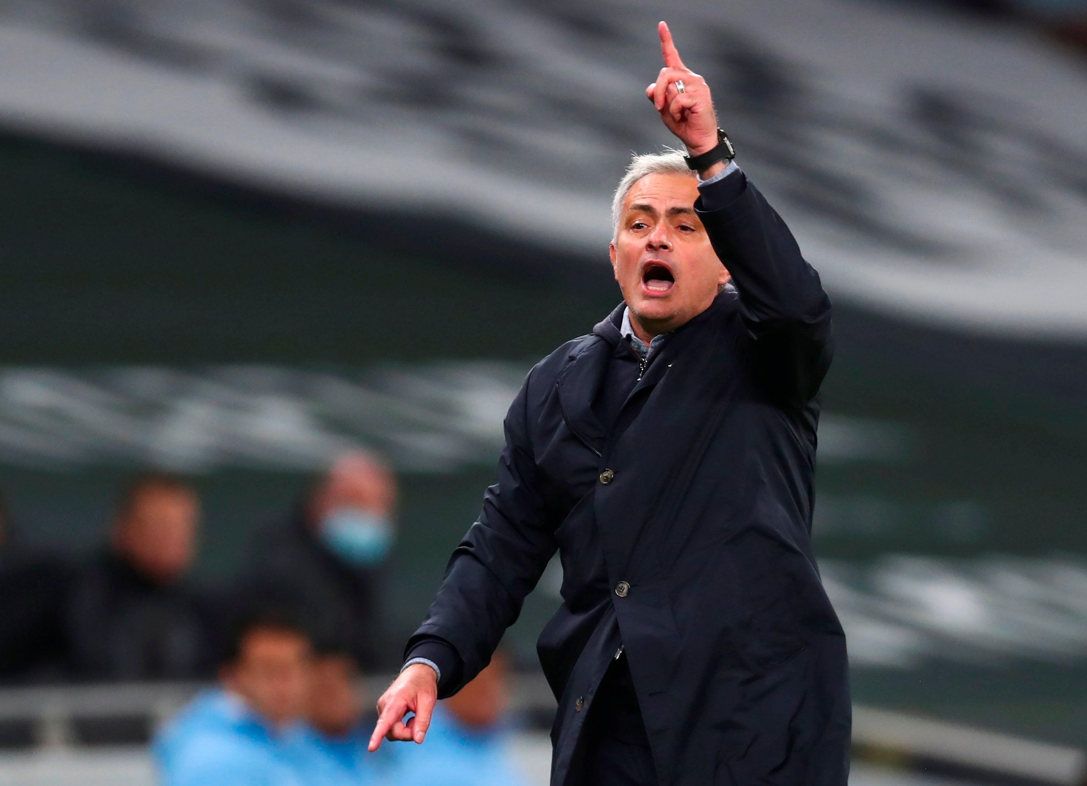  Mourinho da instrucciones desde la banda.