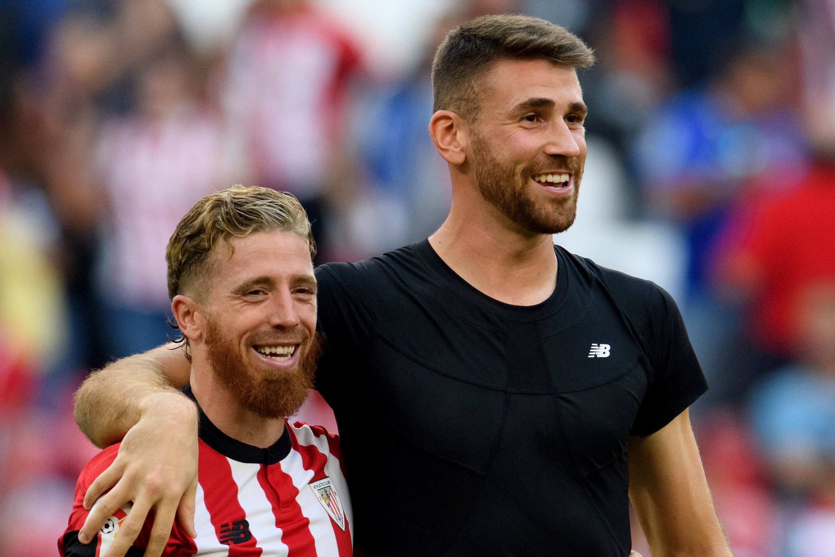  Iker Muniain se abraza con el guardameta internacional Unai Simón.