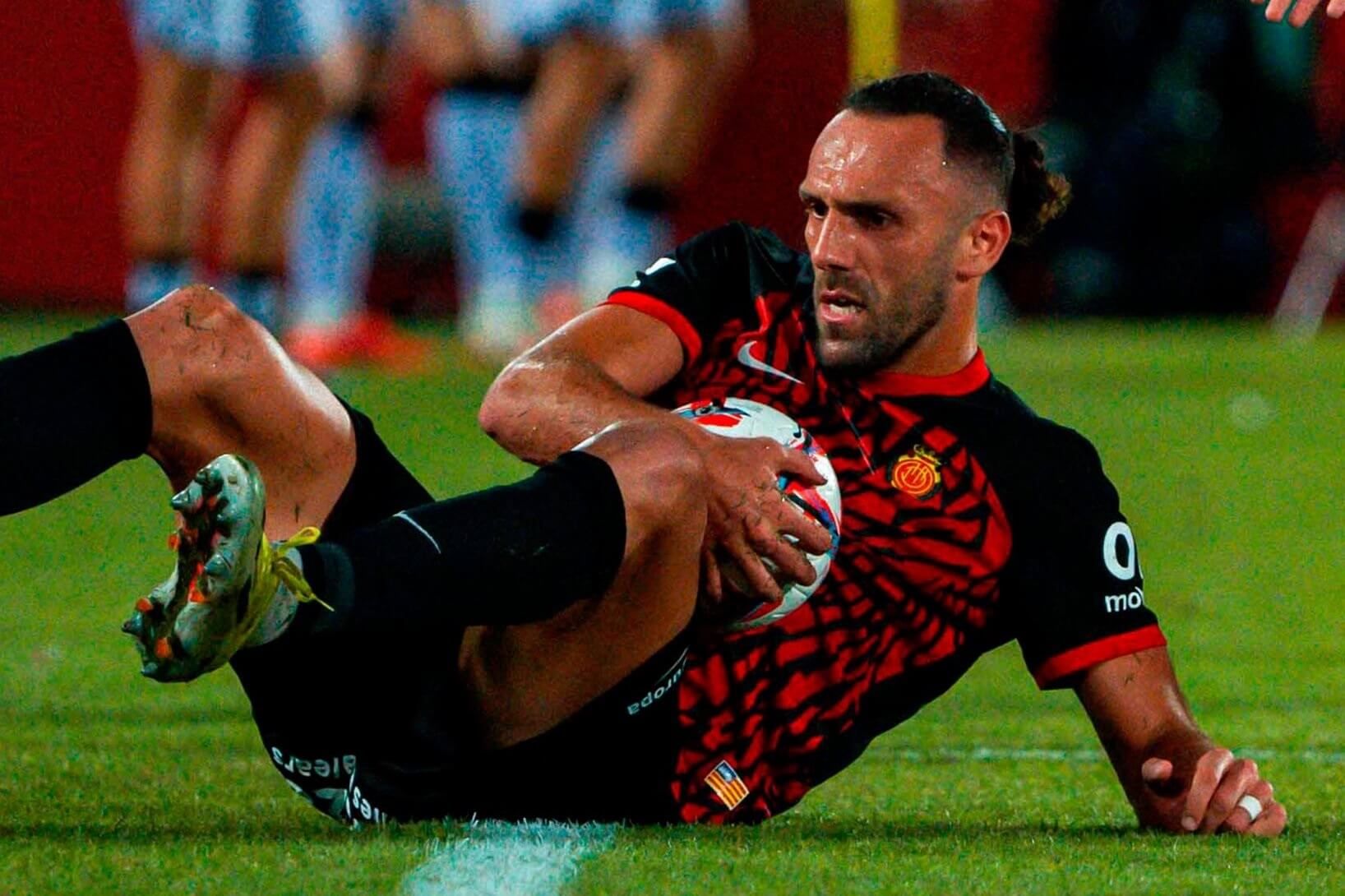 Vedat Muriqi caído en Son Moix, ante el Athletic Club.